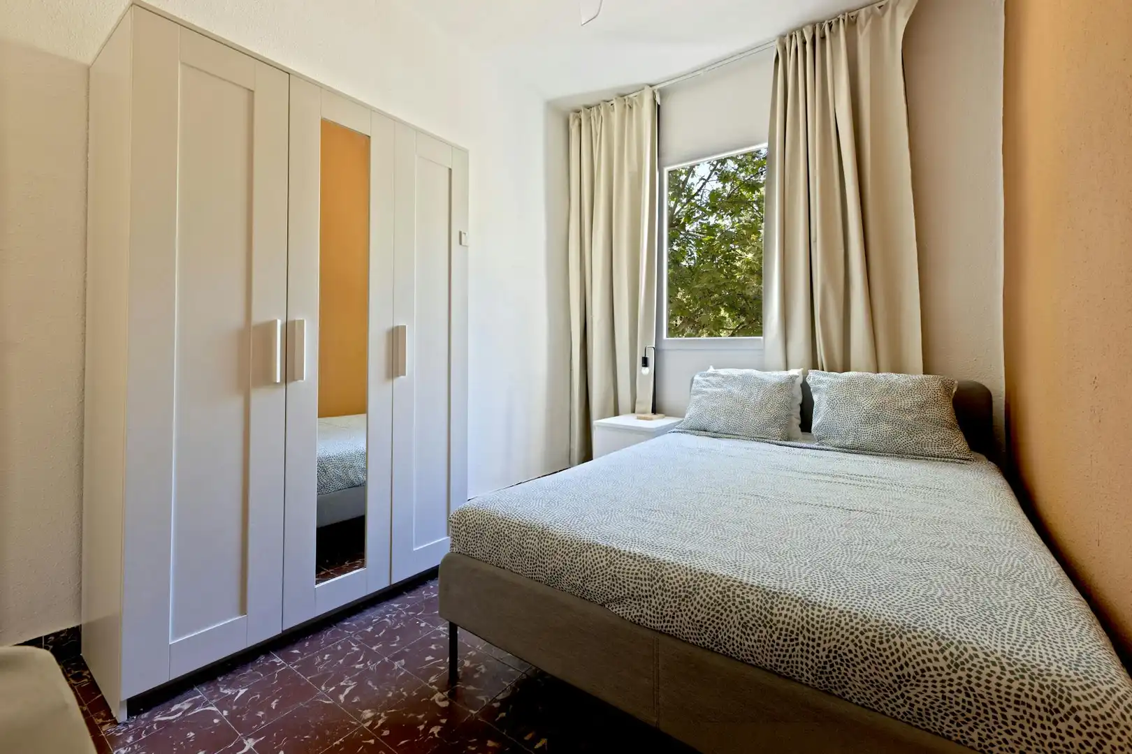 Schlafzimmer von Wohnung zur untervermieten in Valencia mit Möbliert, Waschmaschine und Fernseher
