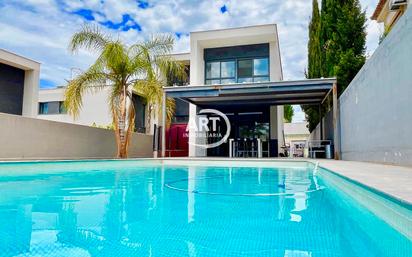 Vista exterior de Casa o xalet en venda en San Antonio de Benagéber amb Aire condicionat, Terrassa i Piscina