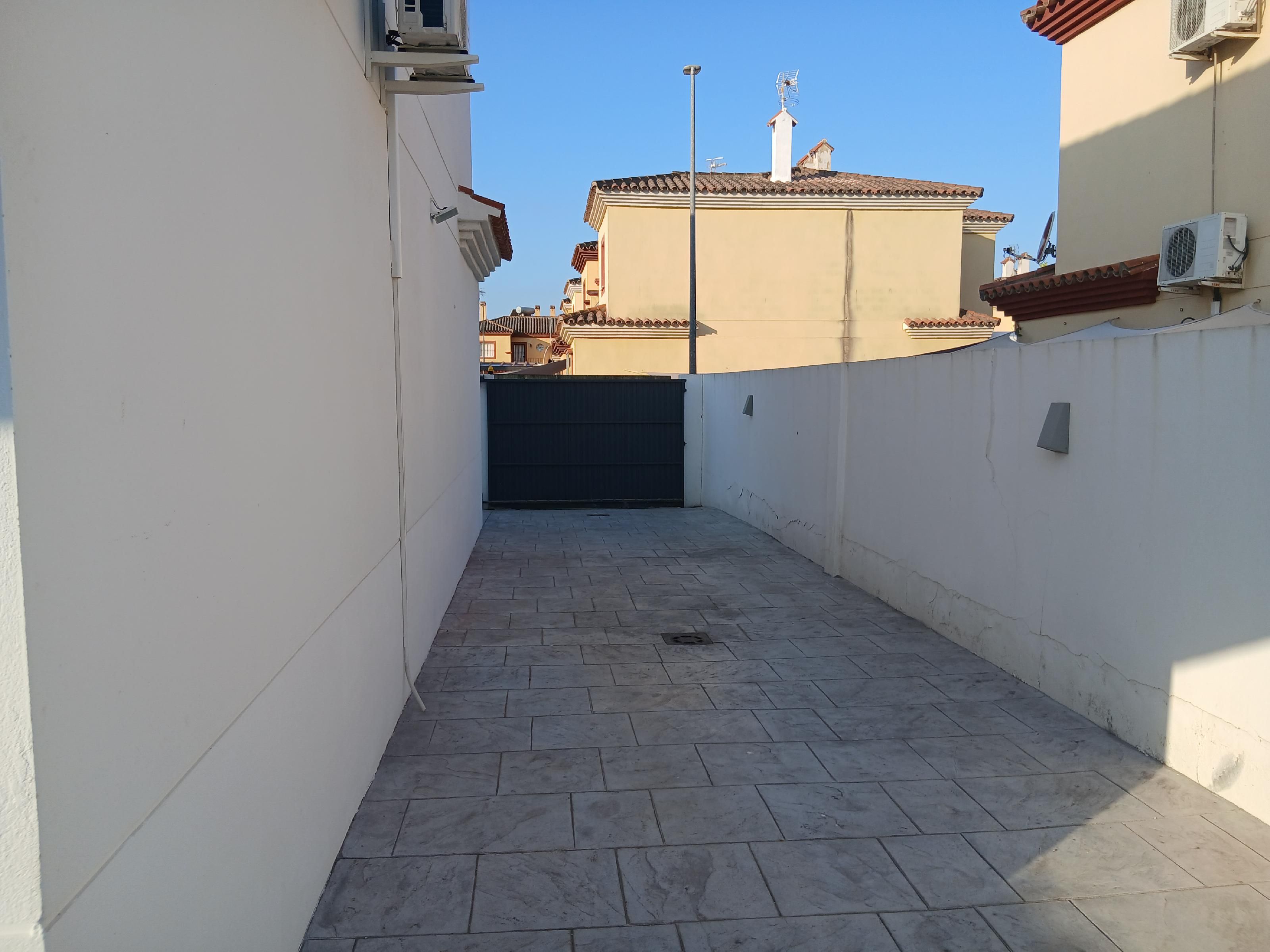 Vista exterior de Casa o xalet en venda en Sanlúcar de Barrameda amb Aire condicionat i Terrassa