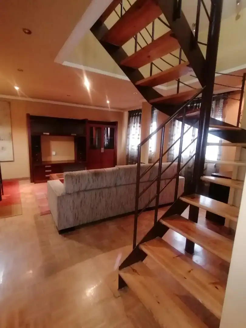 Sala d'estar de Dúplex en venda en Gijón  amb Calefacció, Parquet i Traster