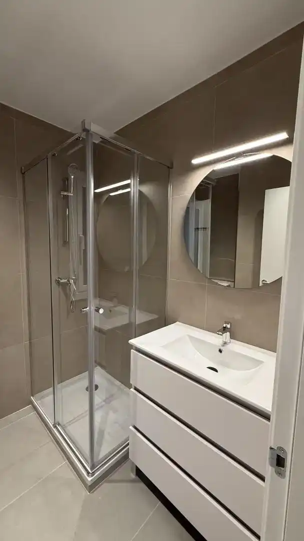 Badezimmer von Wohnung zur Miete in Vigo  mit Klimaanlage