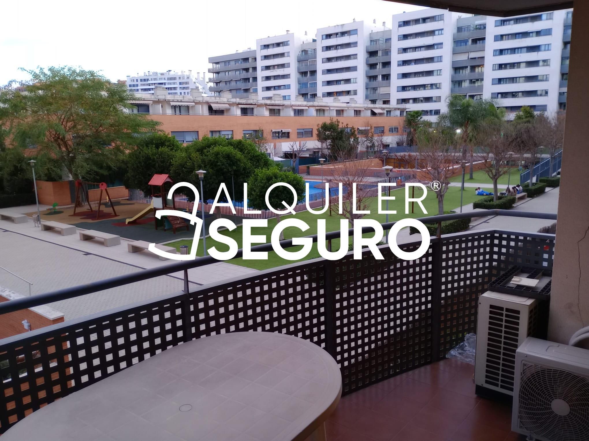 Vista exterior de Pis de lloguer en  Valencia Capital amb Aire condicionat, Terrassa i Piscina