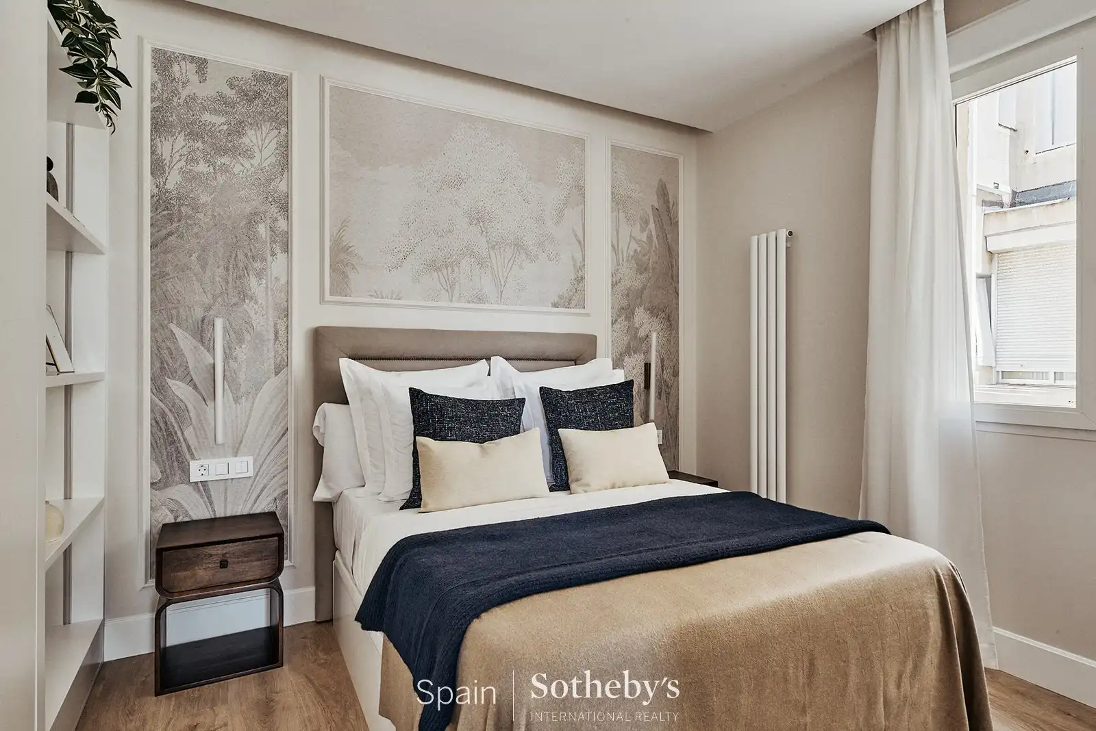 Dormitori de Apartament en venda en Madrid amb Aire condicionat i Terrassa