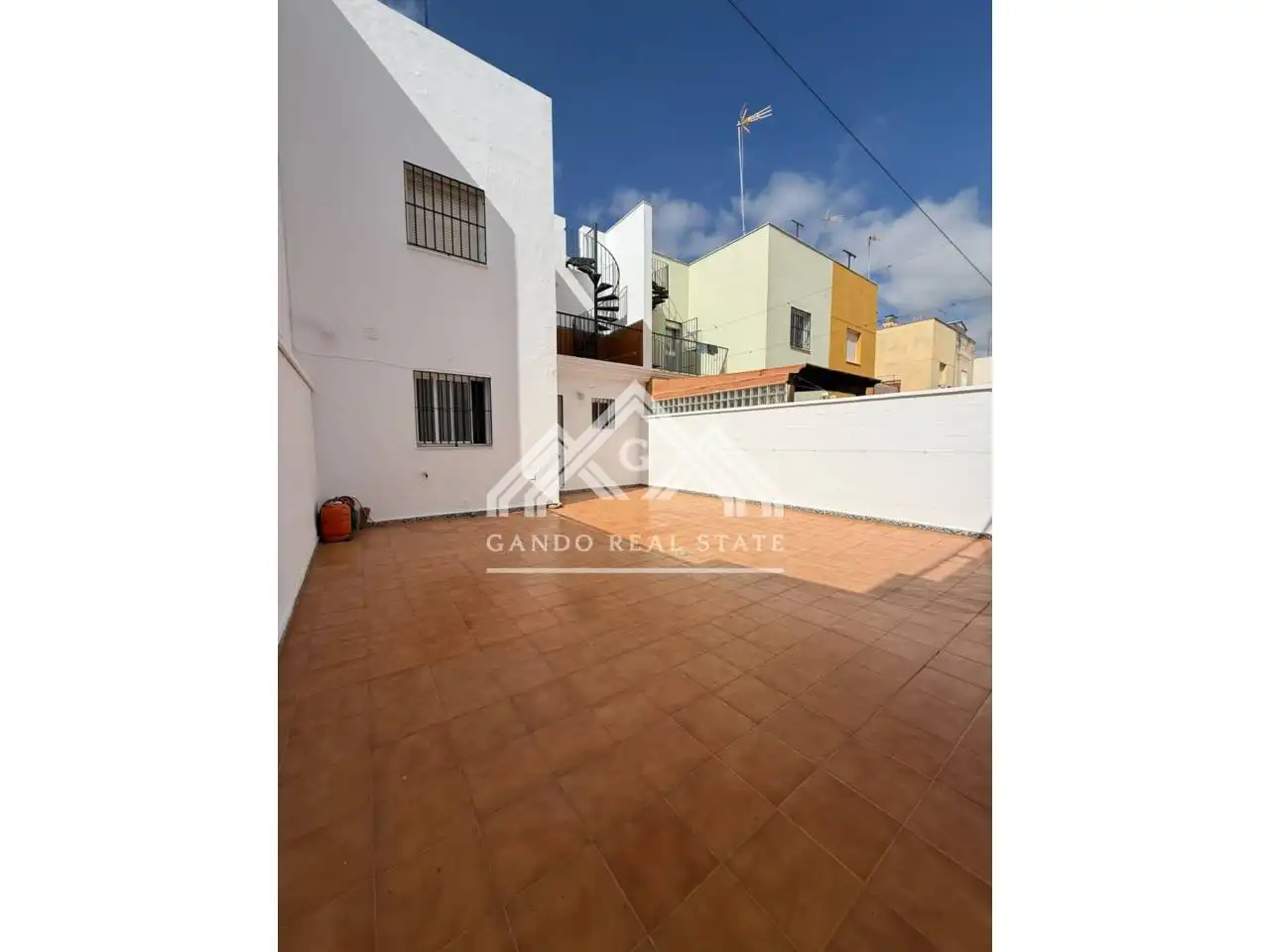 Vista exterior de Casa o chalet de alquiler en Dos Hermanas con Aire acondicionado, Terraza y Piscina comunitaria