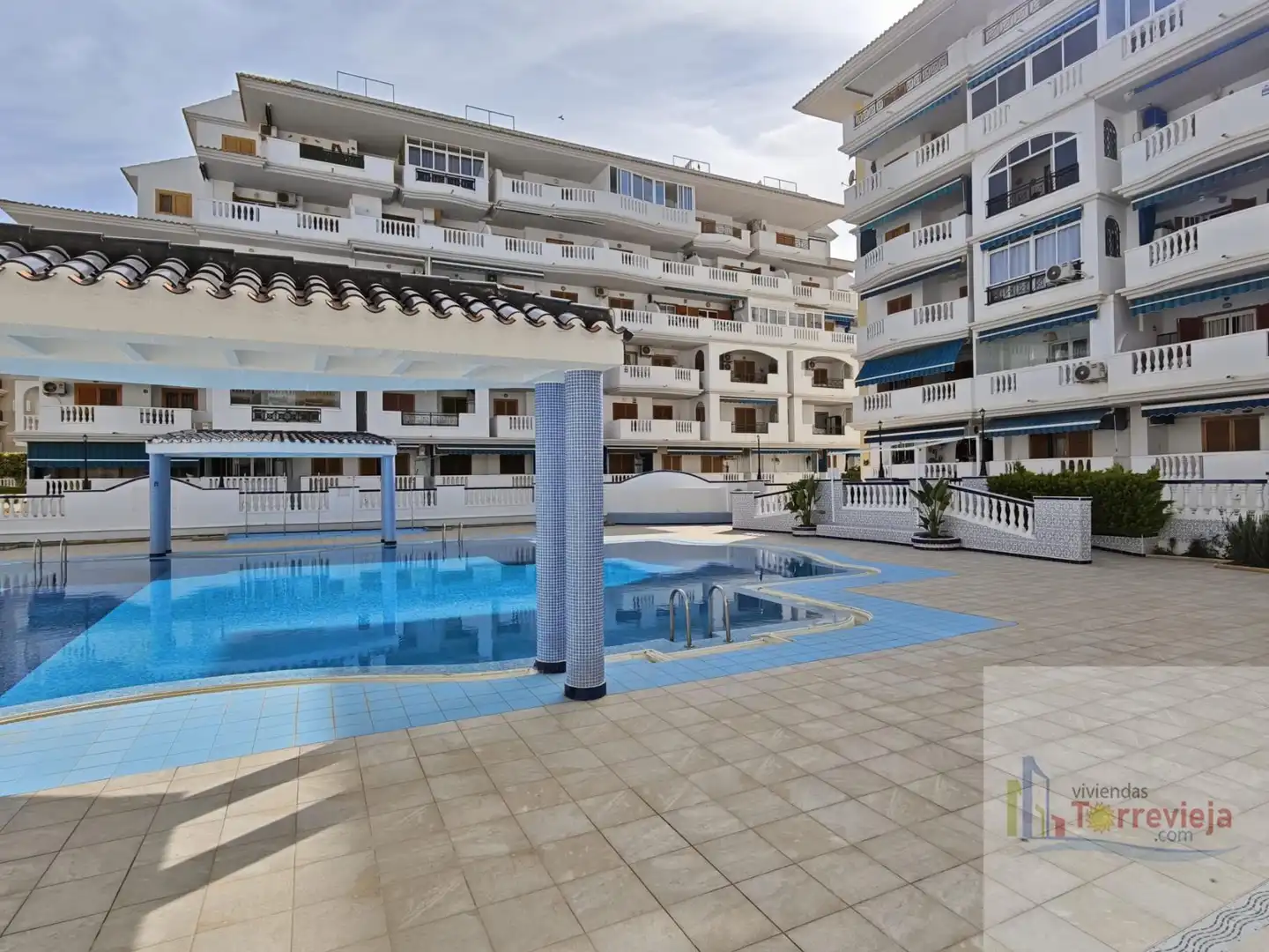 Schwimmbecken von Wohnungen zum Verkauf in Torrevieja mit Klimaanlage, Terrasse und Abstellraum