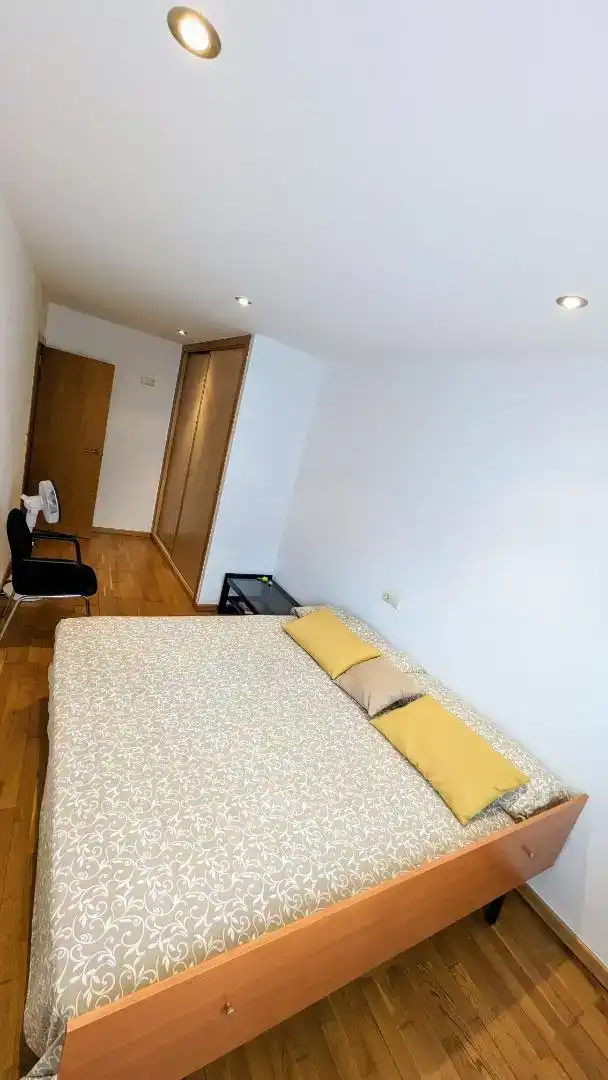 Schlafzimmer von Wohnung zur Miete in Boiro mit Parkett, Möbliert und Ofen