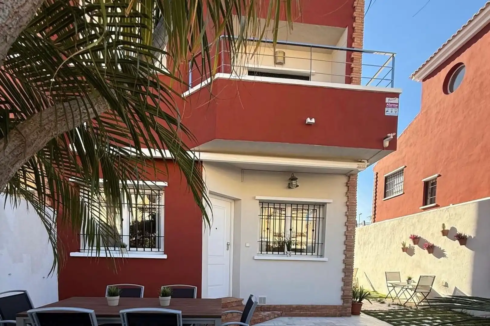 Vista exterior de Casa adosada en venda en Pilar de la Horadada amb Balcó