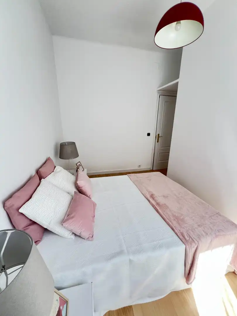 Dormitori de Apartament de lloguer en Madrid amb Aire condicionat i Calefacció
