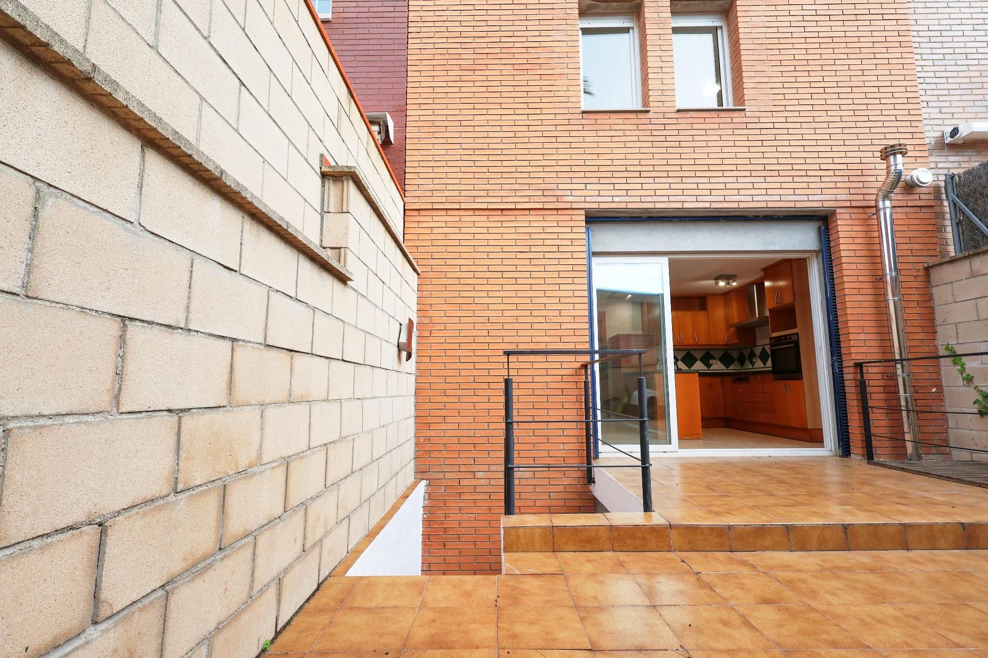 Exterior view of Single-family semi-detached for sale in Vilanova i la Geltrú  with Heating and Terrace