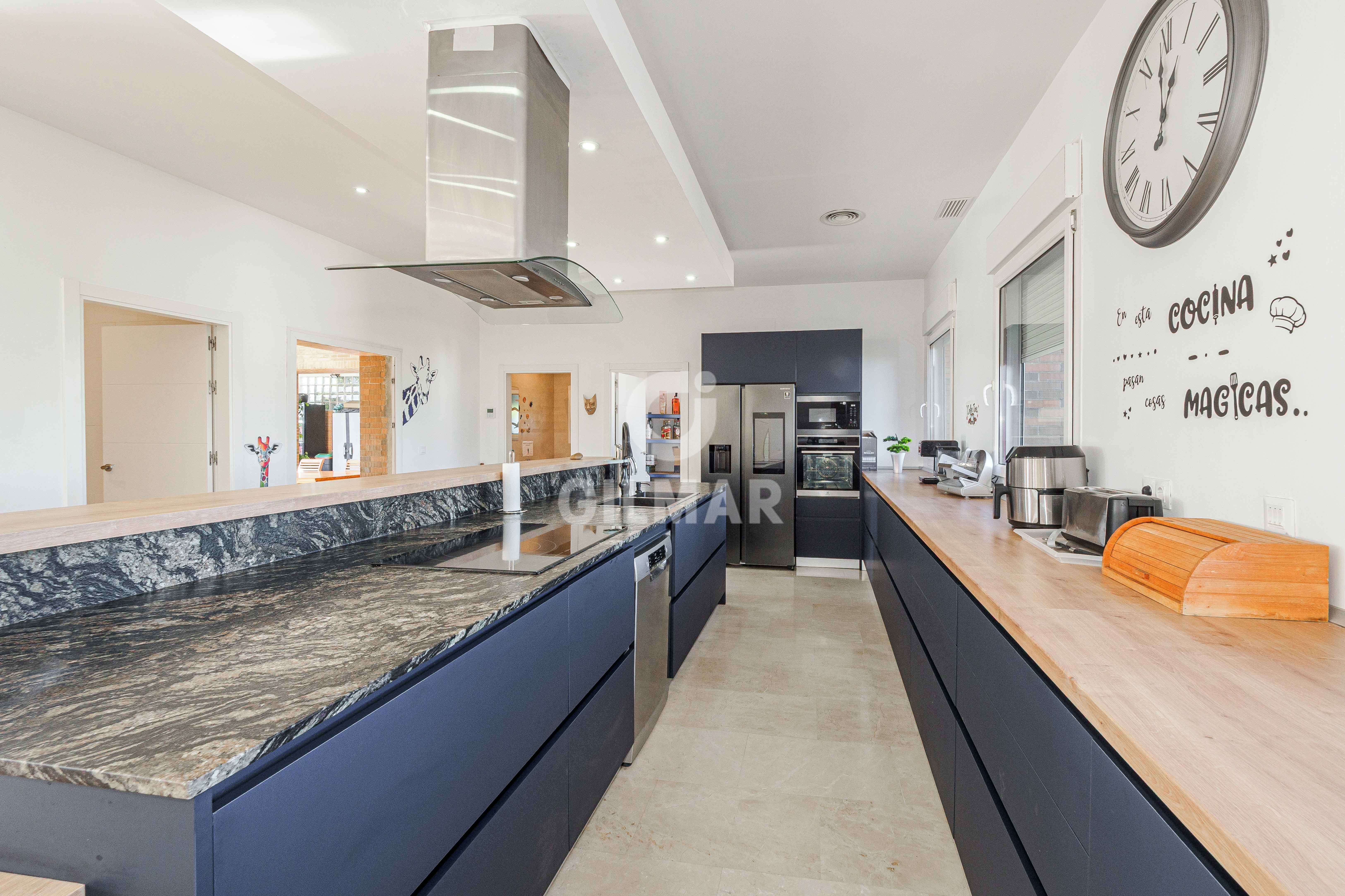 Cuina de Casa o xalet en venda en Alcalá de Guadaira amb Calefacció, Jardí privat i Piscina