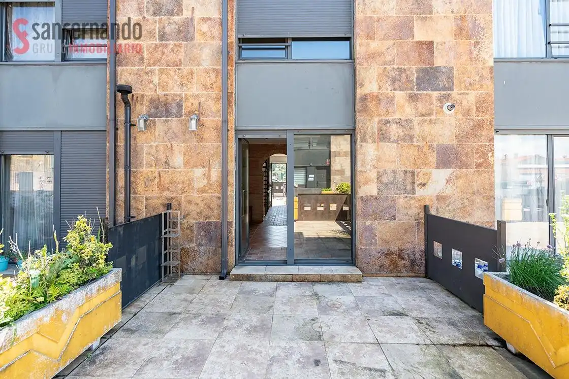 Vista exterior de Casa adosada en venta en Miengo con Calefacción, Jardín privado y Terraza
