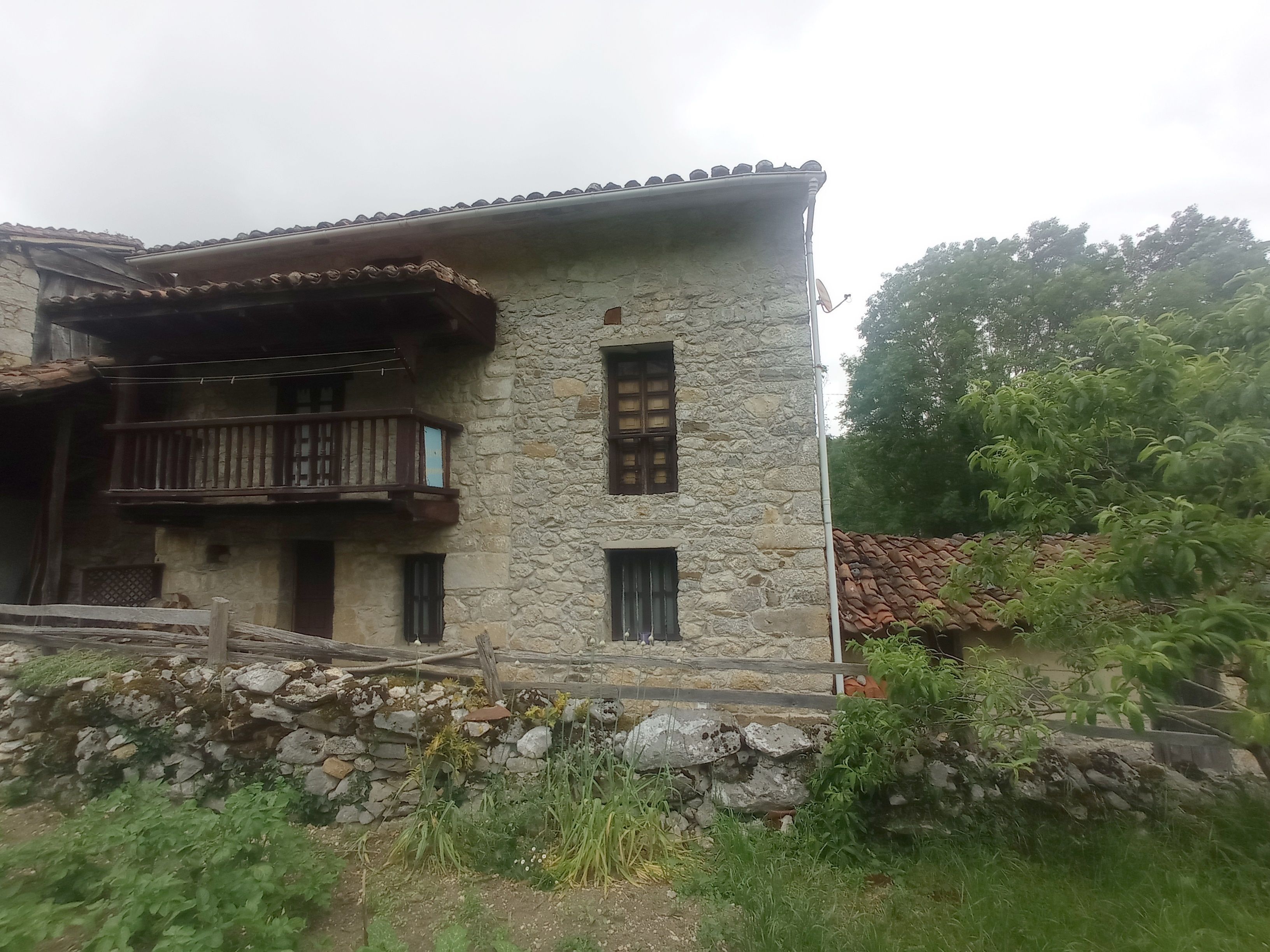 Vista exterior de Casa adosada en venda en Ponga amb Parquet i Balcó