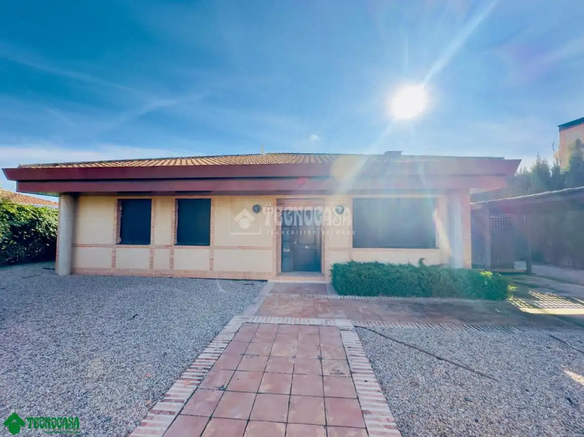 Vista exterior de Casa o chalet en venta en Layos con Calefacción y Jardín privado
