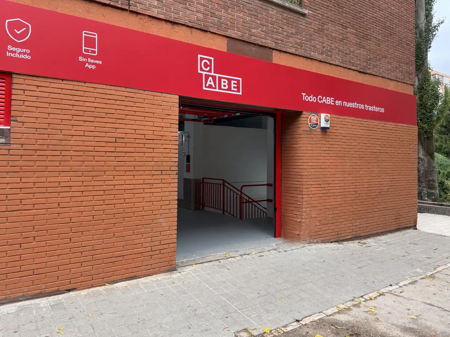 Außenansicht von Lagerraum zur Miete in Madrid mit Alarm