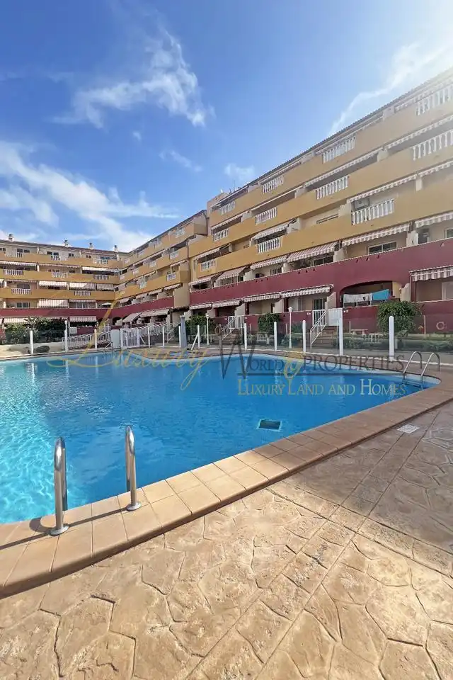 Vista exterior de Apartamento en venta en Arona con Terraza, Amueblado y Piscina comunitaria
