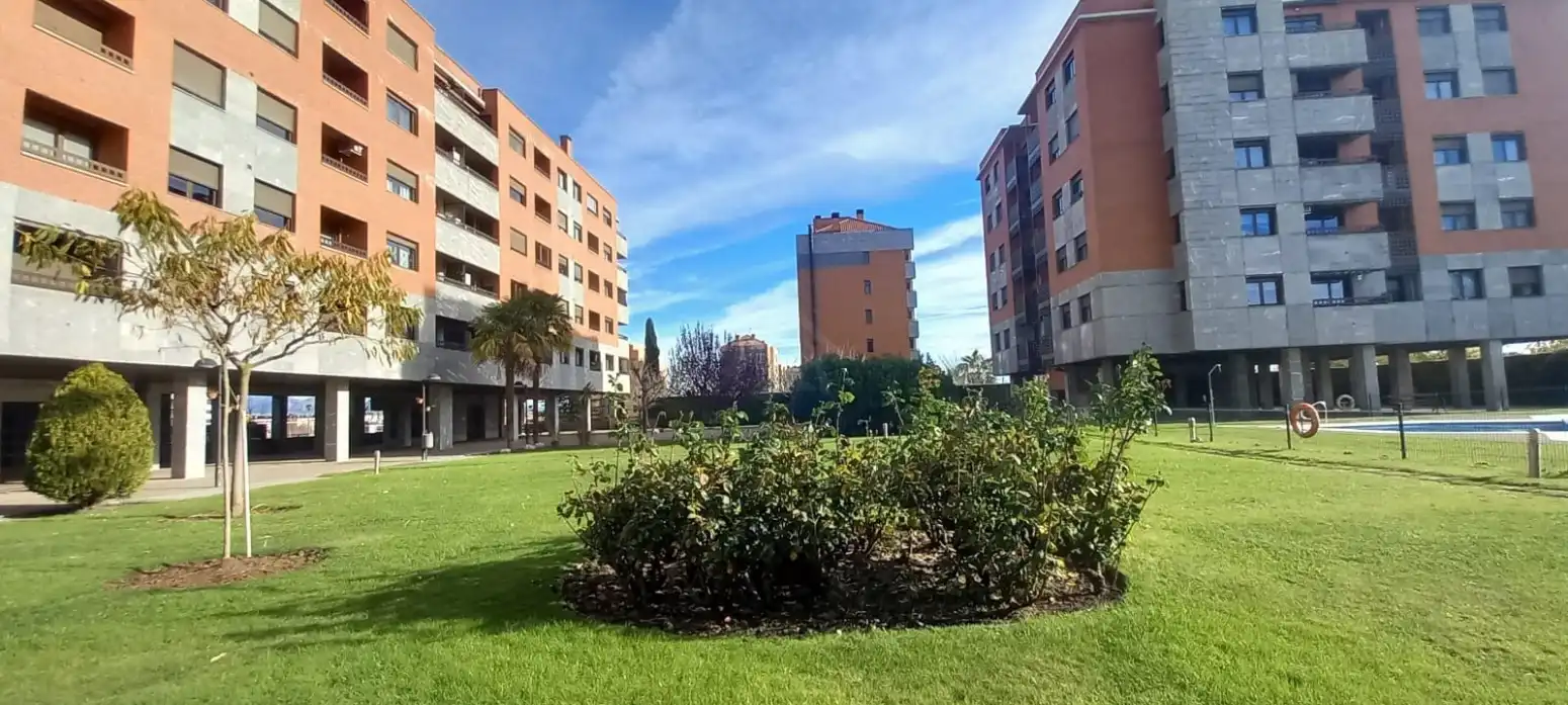 Außenansicht von Wohnung zum Verkauf in  Logroño mit Klimaanlage, Heizung und Privatgarten