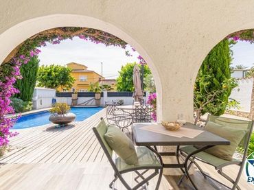 House with pool for sale in Carrer PENI 153