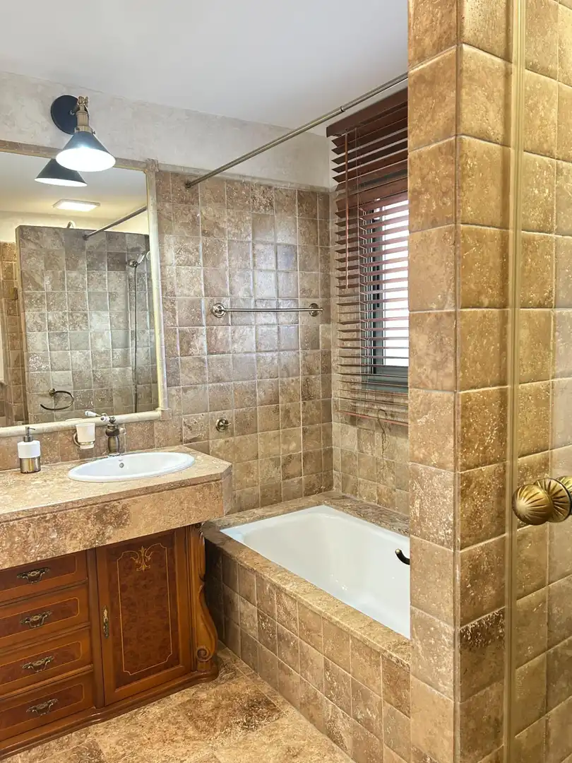 Baño de Casa adosada en venta en Estepona con Aire acondicionado, Jardín privado y Amueblado