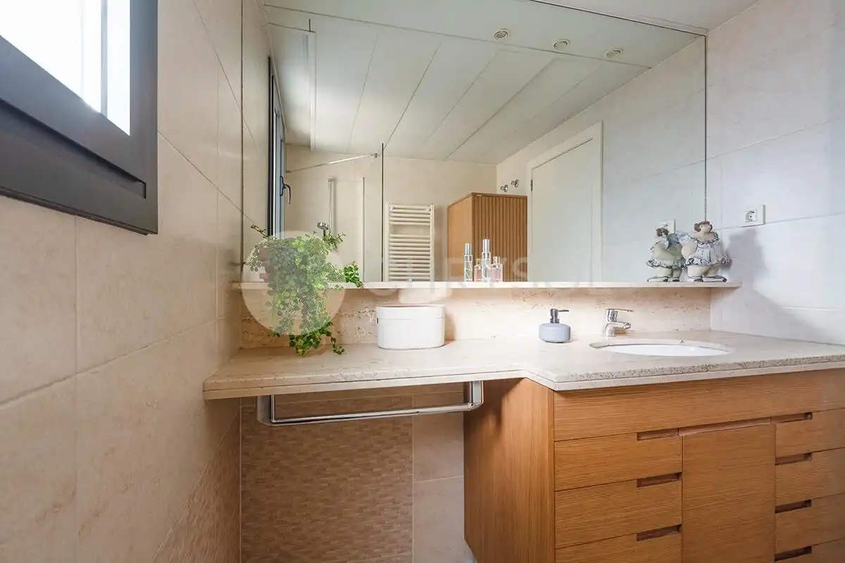Bathroom of Flat for sale in Barcelona  with Air Conditioner, Heating and Private garden