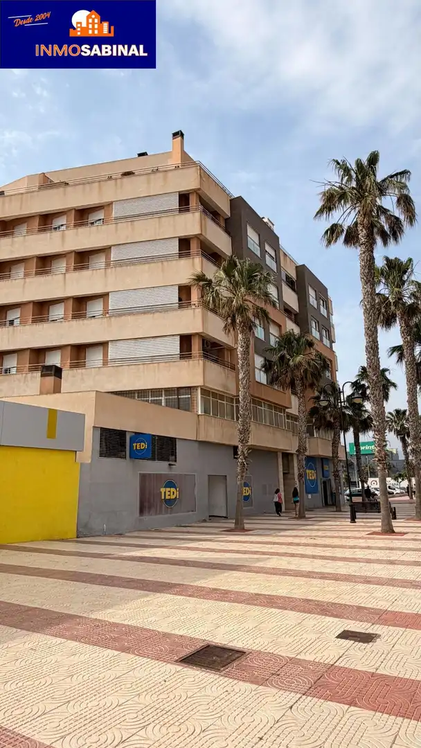 Vista exterior de Piso en venta en Roquetas de Mar con Aire acondicionado