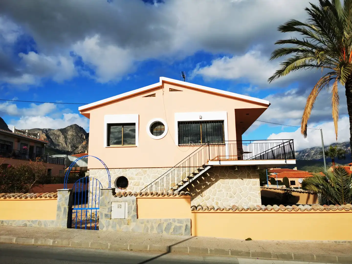 Vista exterior de Casa o chalet de alquiler en Polop con Calefacción, Jardín privado y Terraza