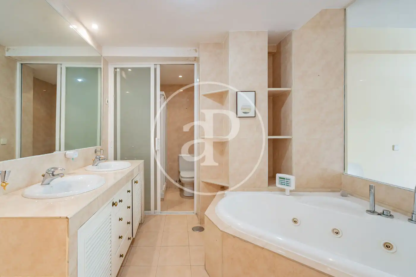 Baño de Piso de alquiler en Madrid con Aire acondicionado, Calefacción y Jardín privado