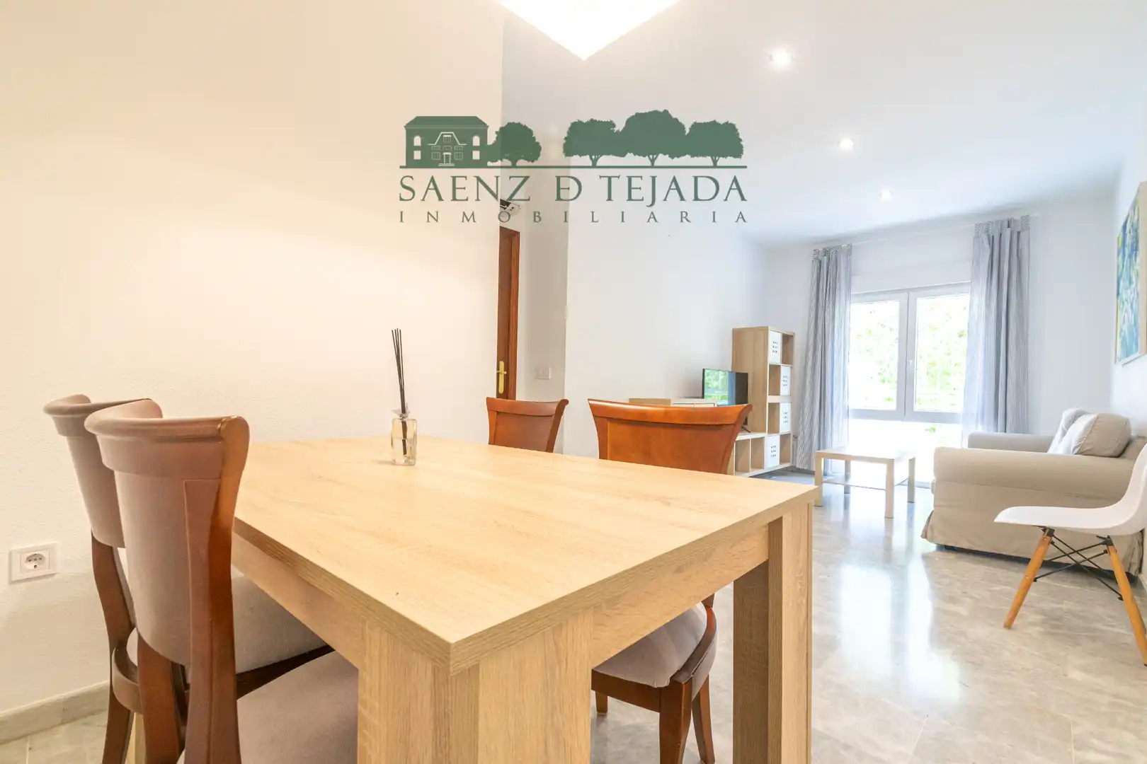 Exterior view of Flat for rent in Sevilla  with Air Conditioner, Storage room and Oven
