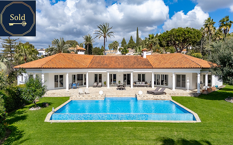 Vista exterior de Casa o xalet en venda en Marbella amb Aire condicionat i Alarma