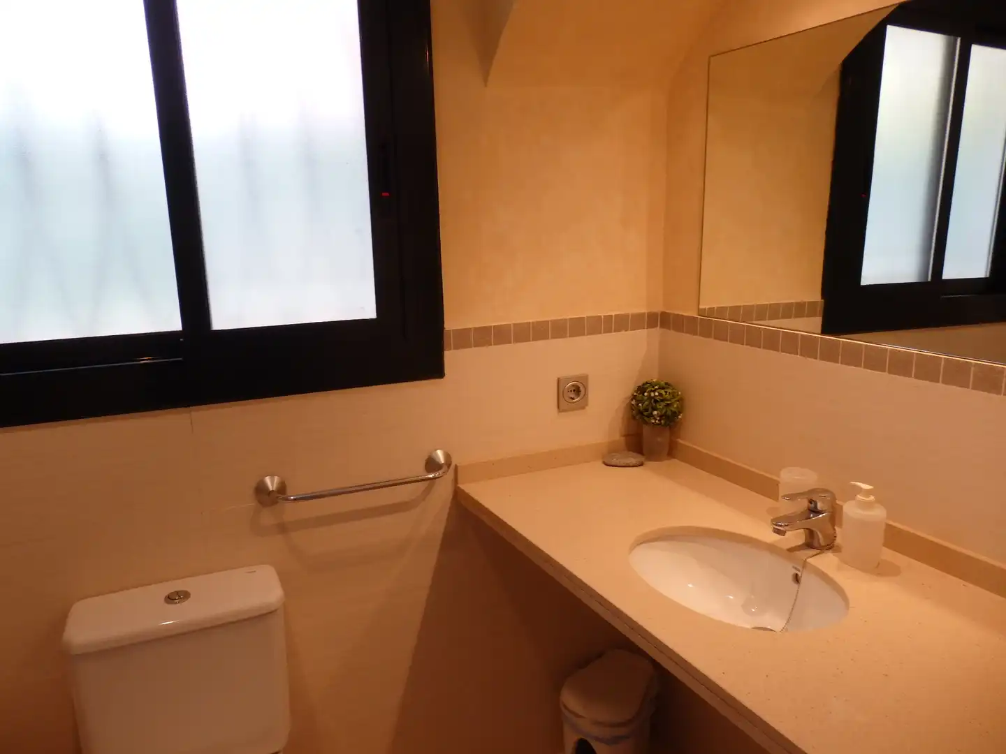 Bany de Casa o xalet en venda en Mont-roig del Camp amb Aire condicionat, Jardí privat i Terrassa