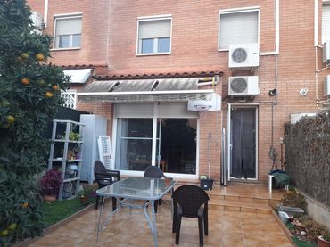 Casa aparellada amb balcó en venda a Abrera