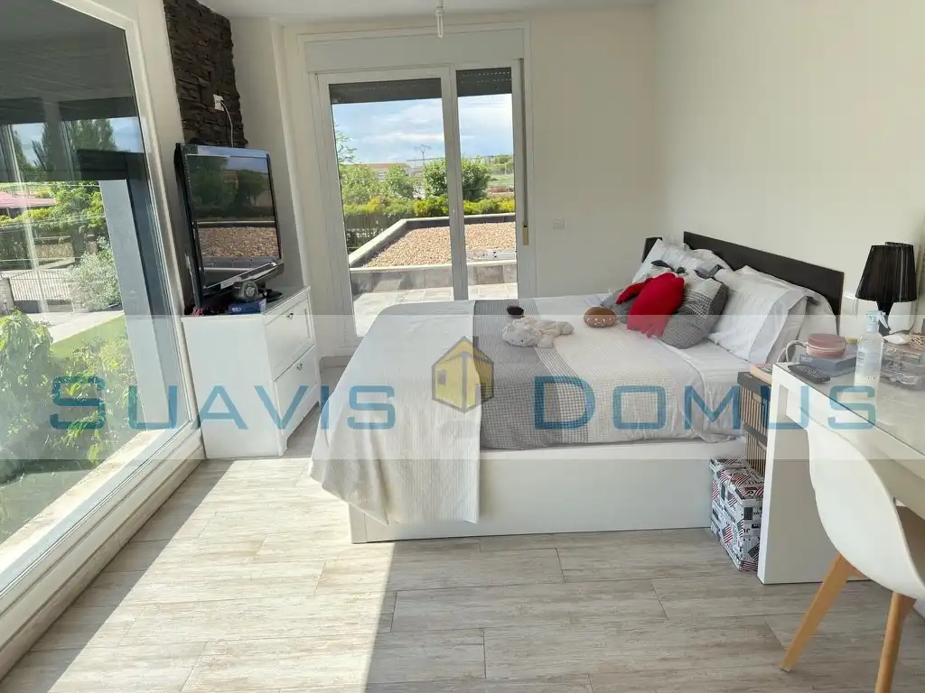 Dormitori de Casa o xalet en venda en Roales amb Calefacció, Terrassa i Piscina