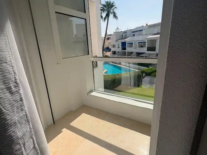 Terrasse von Wohnung zur Miete in  Almería Capital mit Klimaanlage, Schwimmbad und Balkon