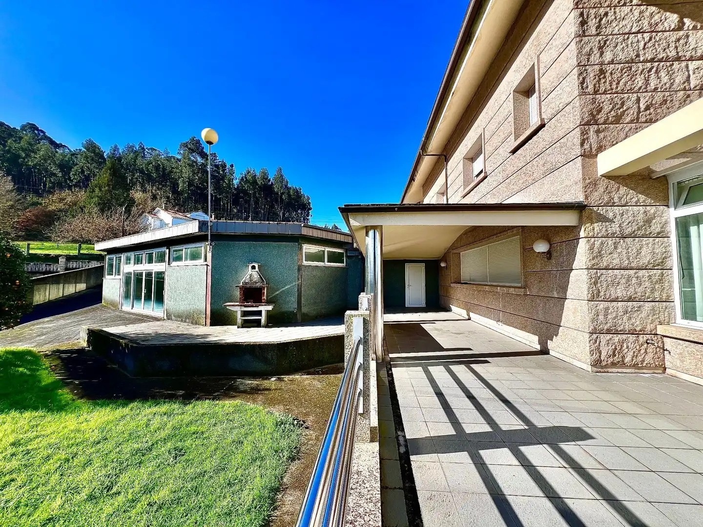 Vista exterior de Casa o xalet en venda en Bergondo amb Calefacció, Jardí privat i Terrassa