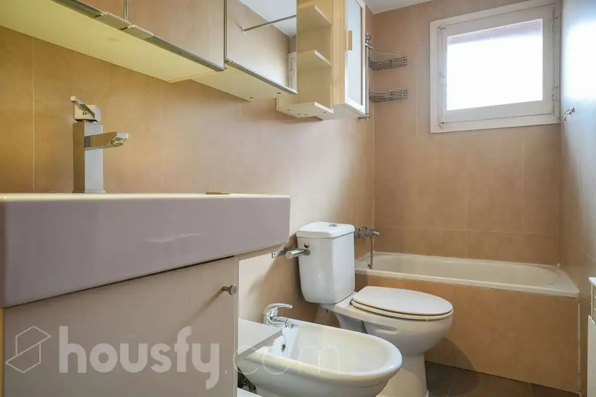 Badezimmer von Dachboden zum Verkauf in Madrid