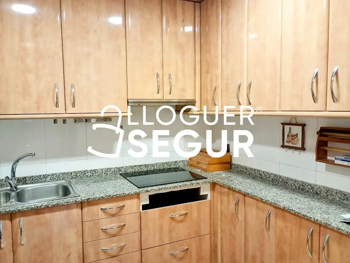 Cocina de Piso de alquiler en Cornellà de Llobregat con Calefacción
