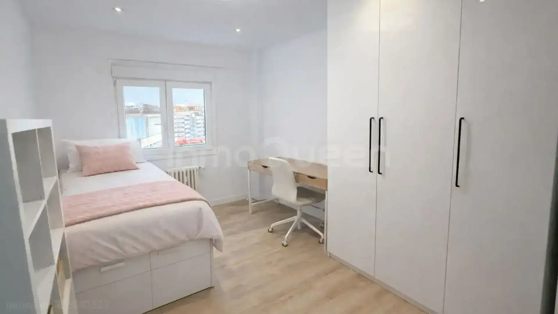 Bedroom of Flat for sale in Zaragoza  with Heating, Terrace and Furnished