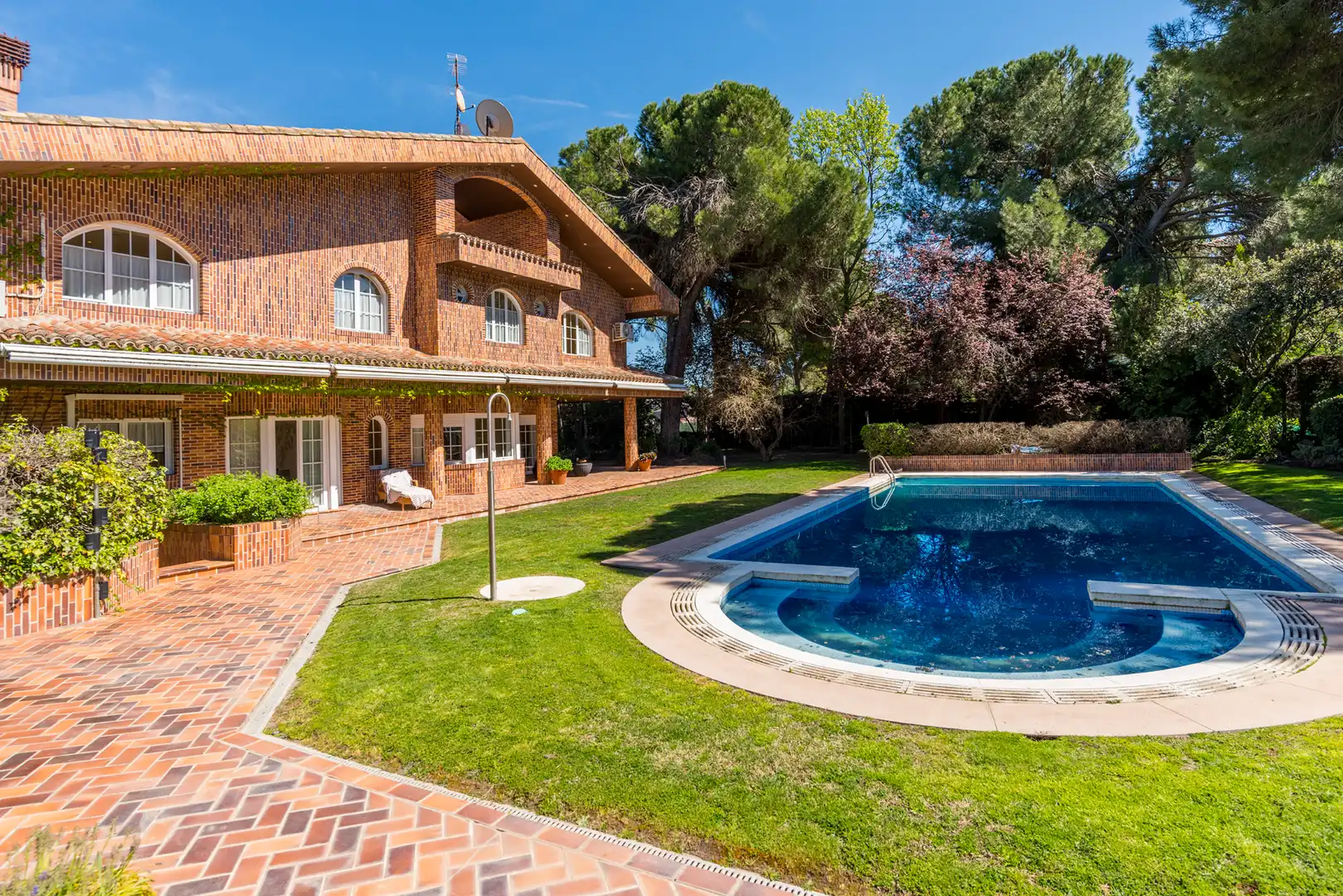 Piscina de Casa o xalet de lloguer en Pozuelo de Alarcón amb Aire condicionat, Calefacció i Jardí privat