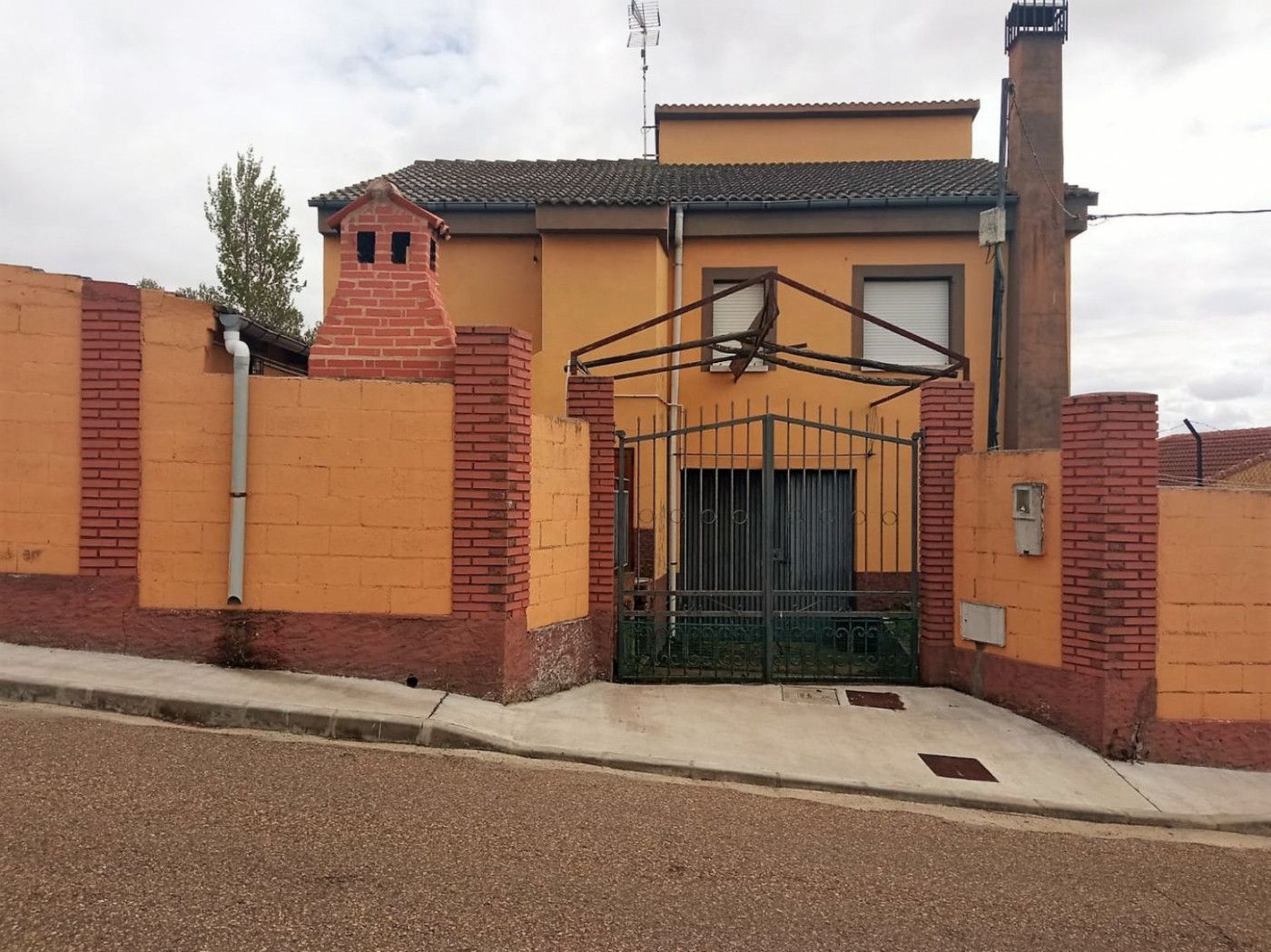 Exterior view of House or chalet for sale in Cimanes del Tejar  with Heating, Private garden and Terrace