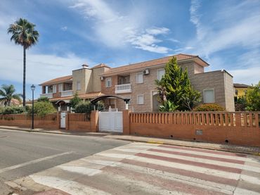 Villa mit Balkon zum Verkauf in Calle Encina 26