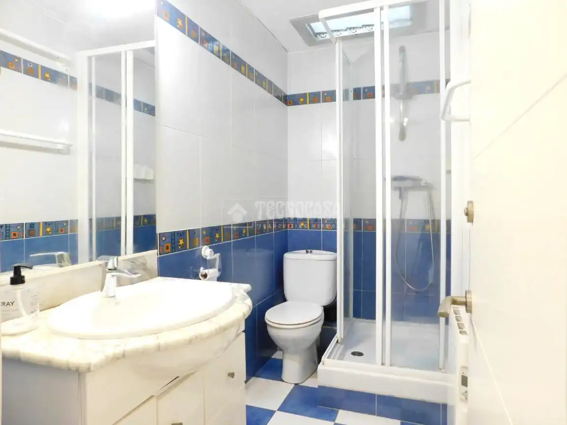 Badezimmer von Dachboden zum Verkauf in Vilanova i la Geltrú mit Parkett, Terrasse und Möbliert