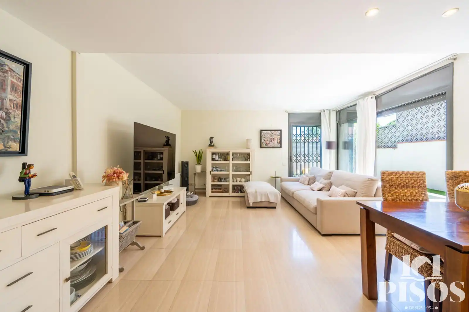 Sala de estar de Dúplex en venta en Sant Cugat del Vallès con Aire acondicionado, Calefacción y Jardín privado