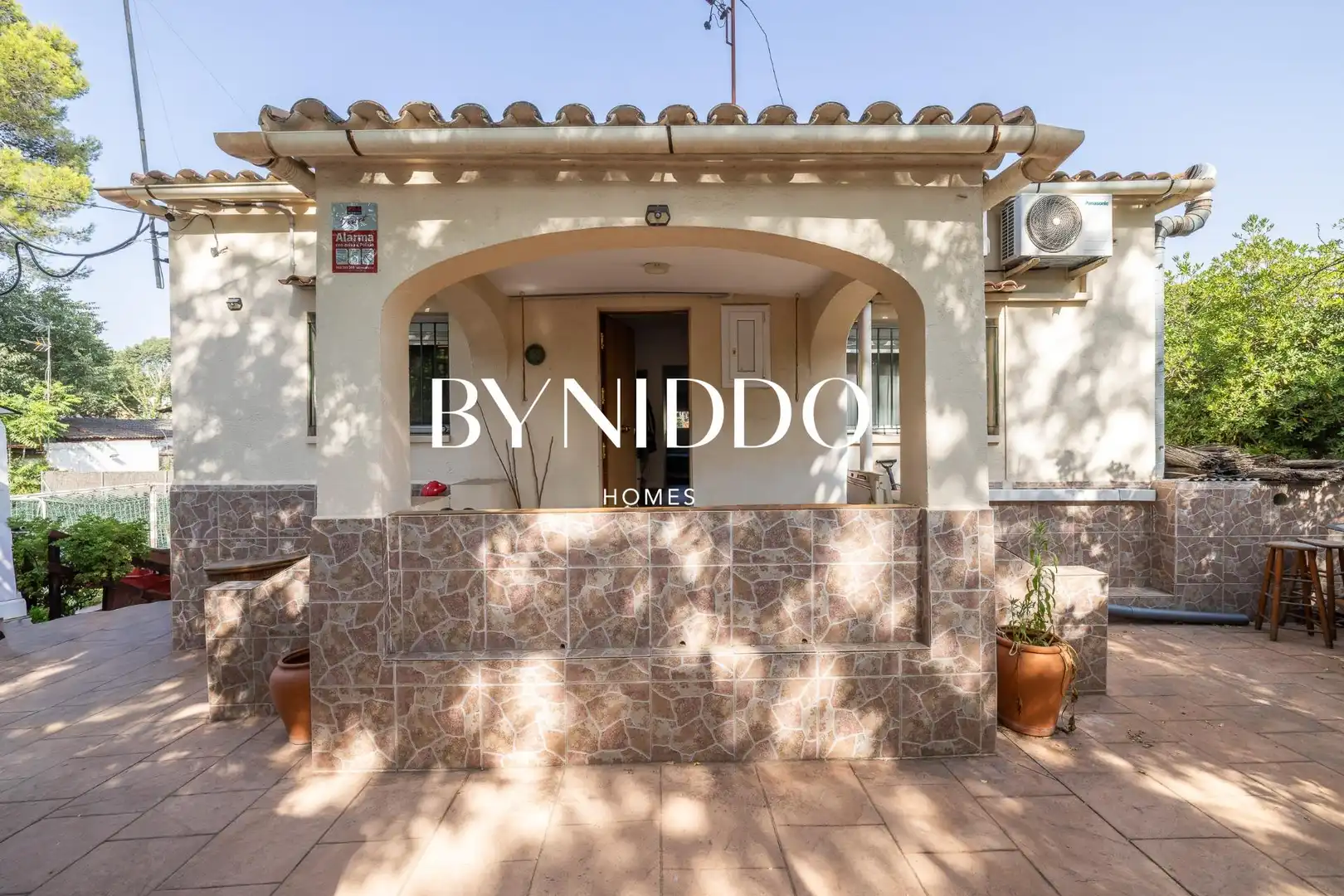Vista exterior de Casa o xalet en venda en Sant Cugat del Vallès amb Aire condicionat, Calefacció i Jardí privat