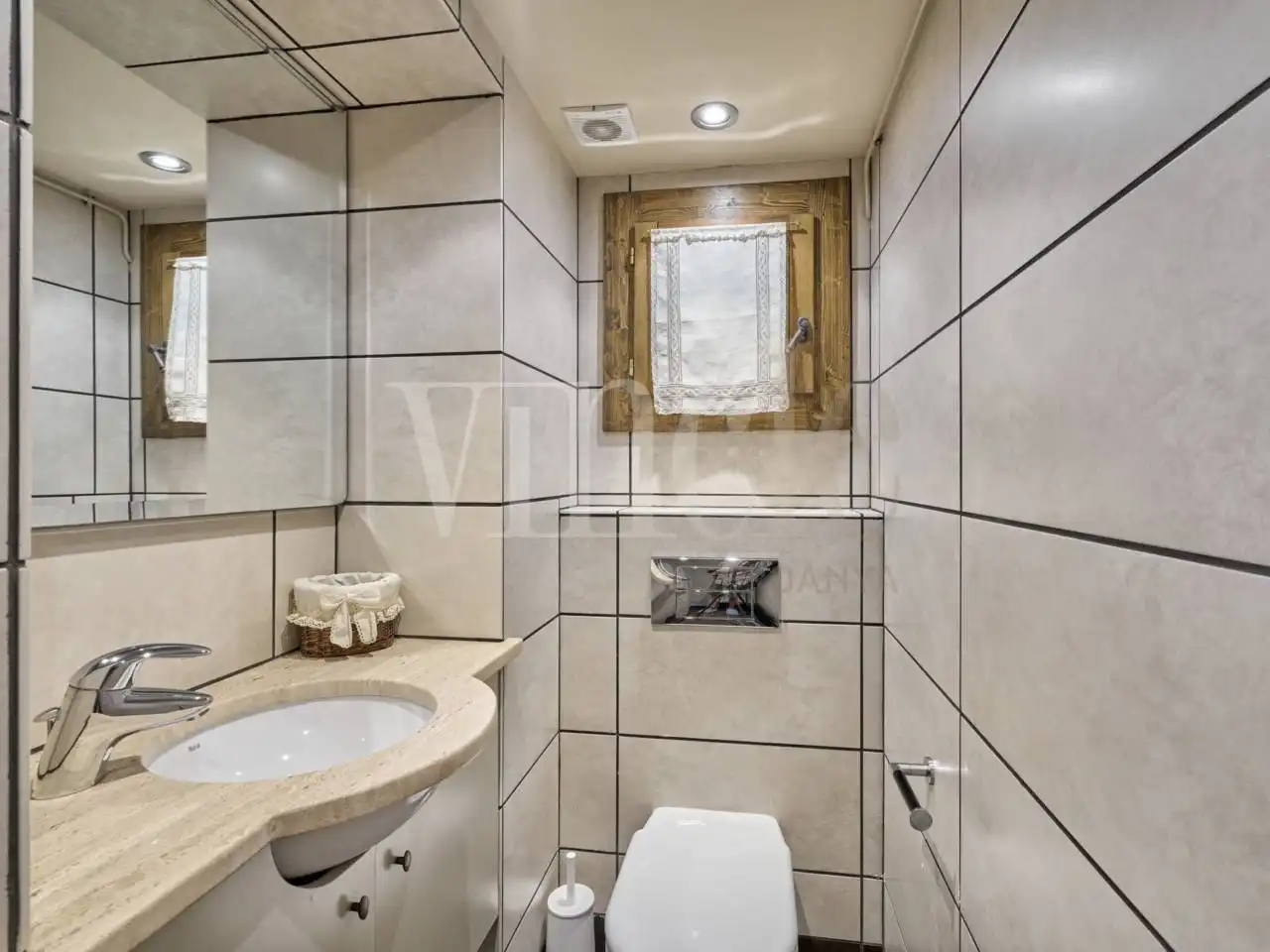 Bathroom of Houses for sale in Alp  with Heating and Parquet flooring