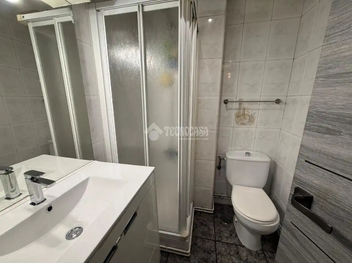 Bathroom of Flat for sale in Madrid