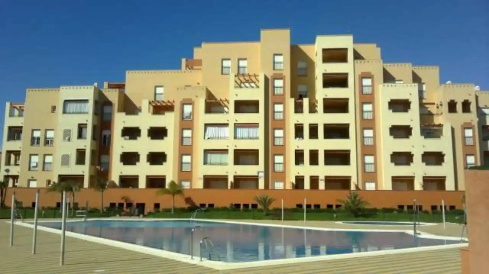 Außenansicht von Wohnungen zum Verkauf in Ayamonte mit Schwimmbad und Balkon