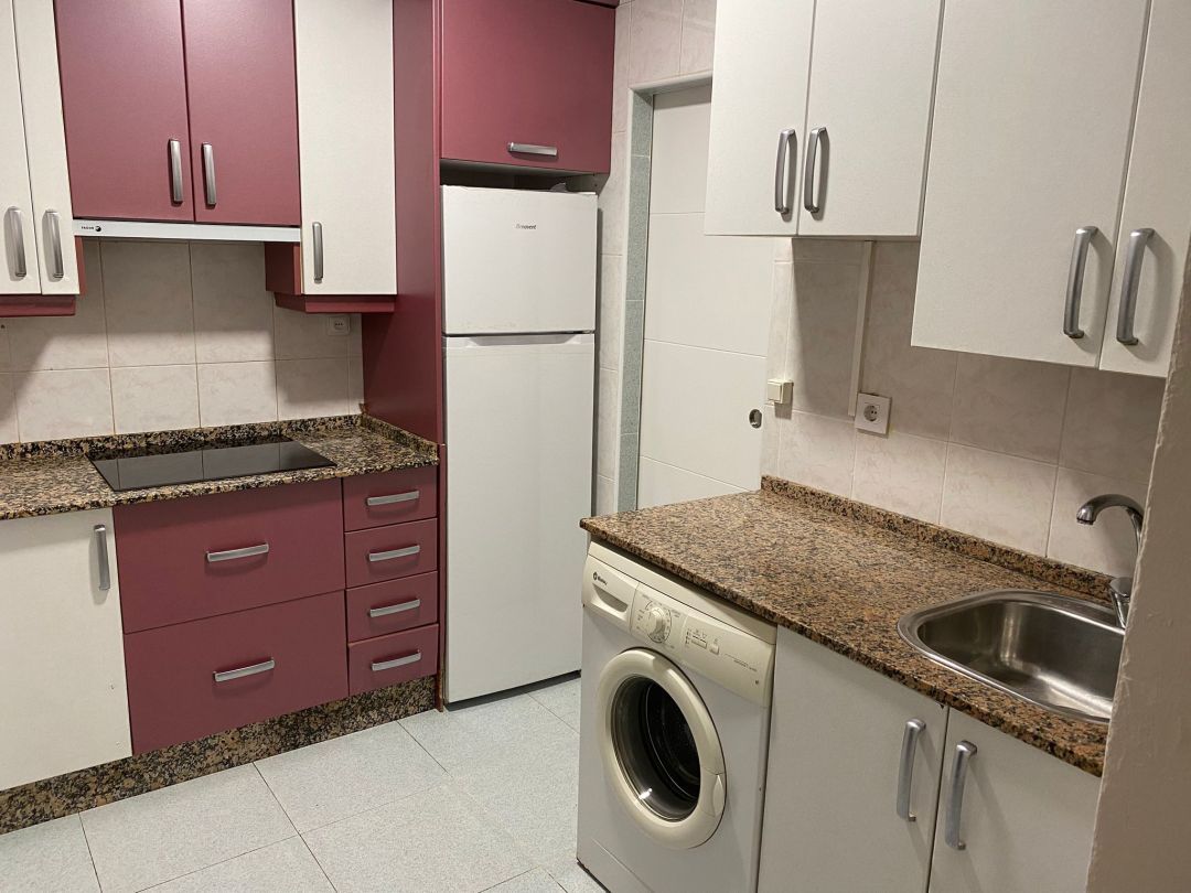 Cuina de Apartament de lloguer en  Cádiz Capital amb Rentadora i Alarma