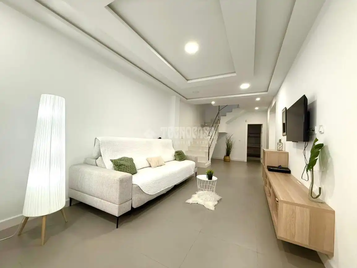 Wohnzimmer von Einfamilien-Reihenhaus zum Verkauf in  Almería Capital mit Heizung und Terrasse