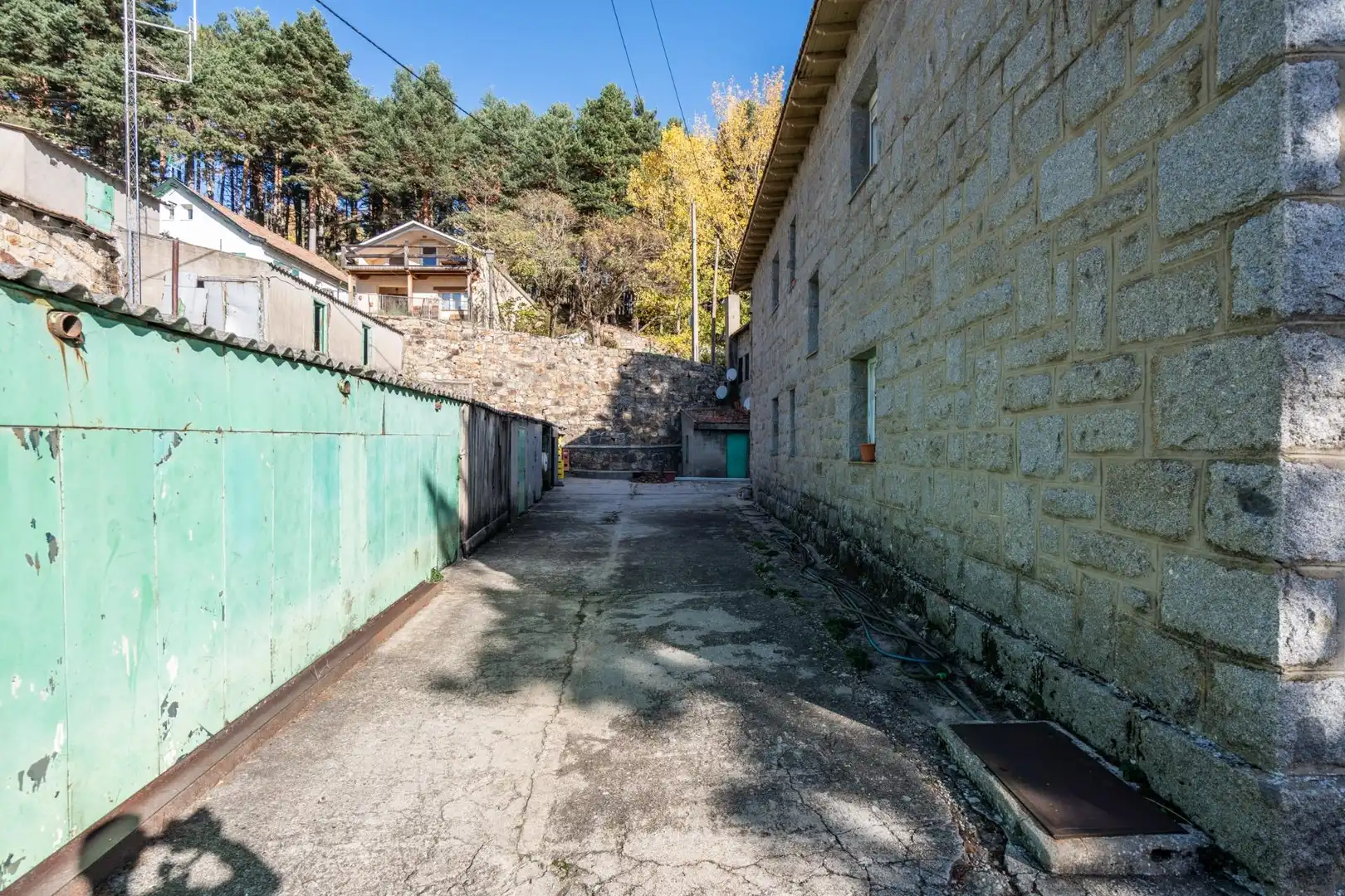 Außenansicht von Gebäude zum Verkauf in Guadarrama