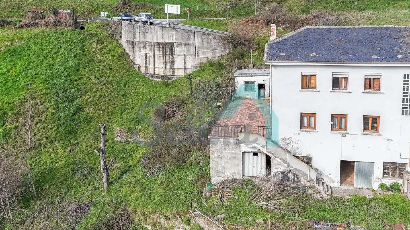 Vista exterior de Casa adosada en venda en Cangas del Narcea amb Calefacció, Jardí privat i Terrassa