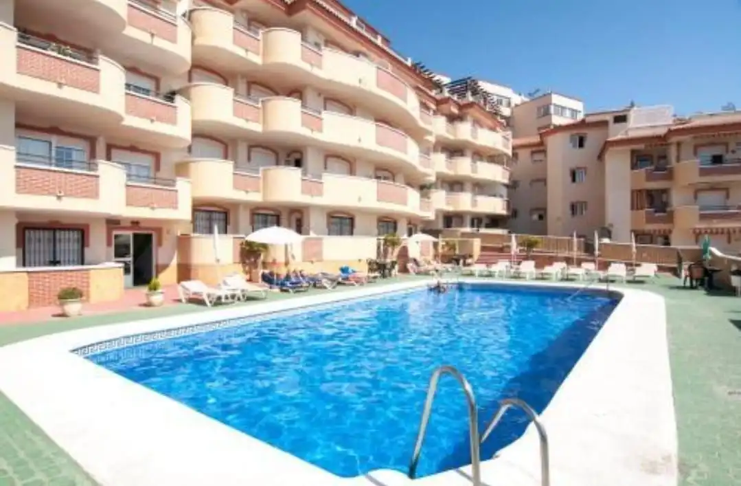 Piscina de Apartament de lloguer en Benalmádena amb Terrassa i Piscina comunitària